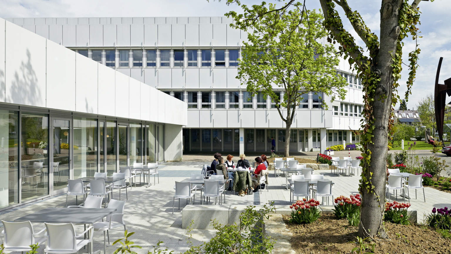 HSP Hoppe Sommer Planungs GmbH Architektur | Klinik Kirchheim Sanierung Funktionstrakt | Cafeteria Außenbereich © Bild Dietmar Strauss